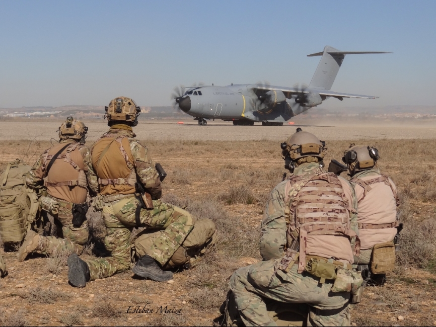 Operadores del EZAPAC dando seguridad a la zona de operaciones de un A-400M en una misión de apoyo a operaciones especiales, otro rol que el T.23 ya ha demostrado ser capaz de ejecutar.