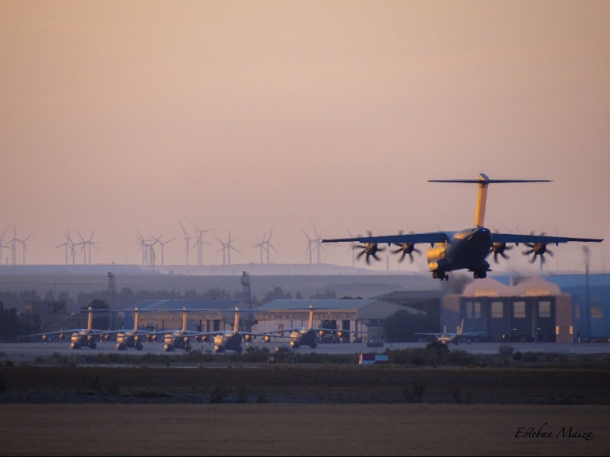 Uno de loa A-400M que participó en la misión de evacuación de Kabul a punto de aterrizar en la base aérea de Zaragoza, donde la plataforma del Ala 31 está llena de estos aviones en mitad del atardecer.