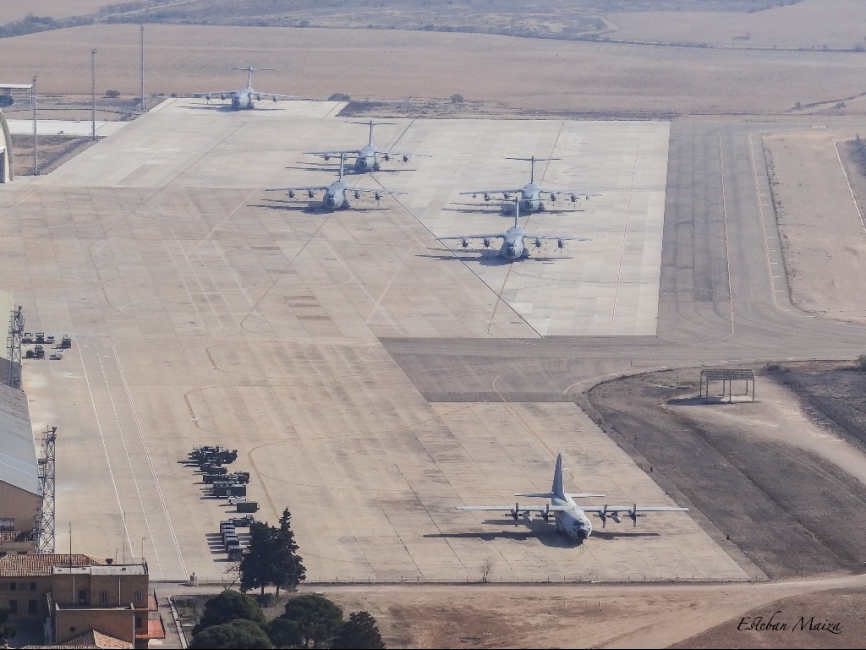 Plataforma del Ala 31 vista desde un helicóptero a día de hoy, con varios A-400M y un Hércules, el T.10-10, que permanecerá en la base aérea de Zaragoza a modo de reliquia.