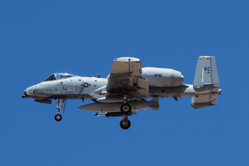 En el carenado de los motores de este A-10C se ven las siglas AFRC, que se corresponden a Air Force Reserve Command/ Mando de la Reserva de la Fuerza Aérea. (Julio Maíz)