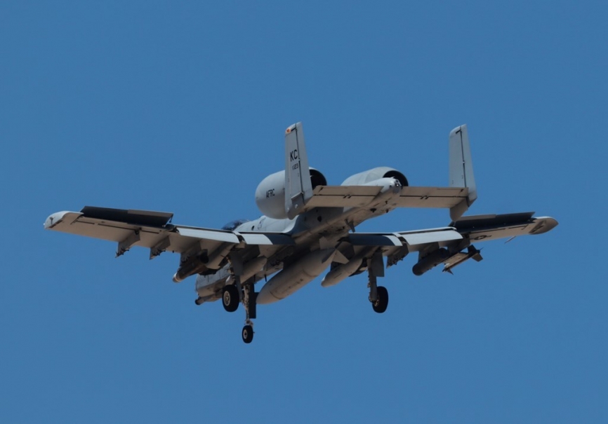 Vista trasera de uno de los A-10C que llegaban a Zaragoza, para participar en el ejercicio Swift Response 2023. (Julio Maíz)