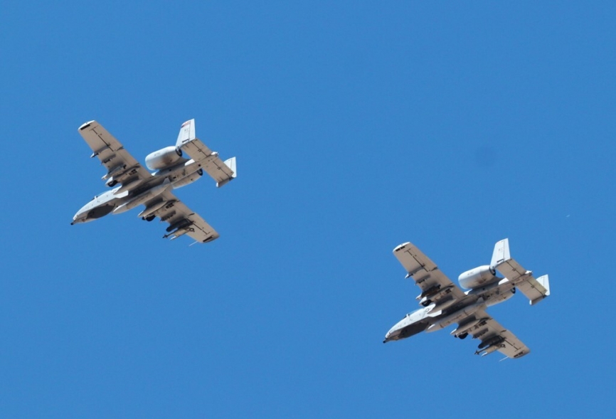 Dos de los A-10C del del 303rd Fighter Squadron (escuadrón de caza), durante el inicial, previo a su aterrizaje en Zaragoza. (Julio Maíz)