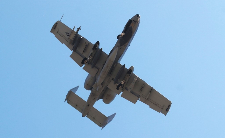 En esta imagen se aprecian los 11 puntos de anclaje de armamento del A-10C, 8 bajo las alas y 3 en el fuselaje. (Julio Maíz)