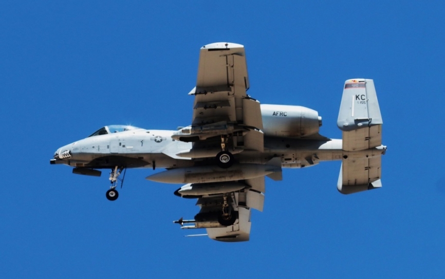 Los cinco A-10 presentes en España vienen armados con misiles aire suelo “Maverick” y los de autodefensa AIM-9 “Sidewinder”. (Julio Maíz)