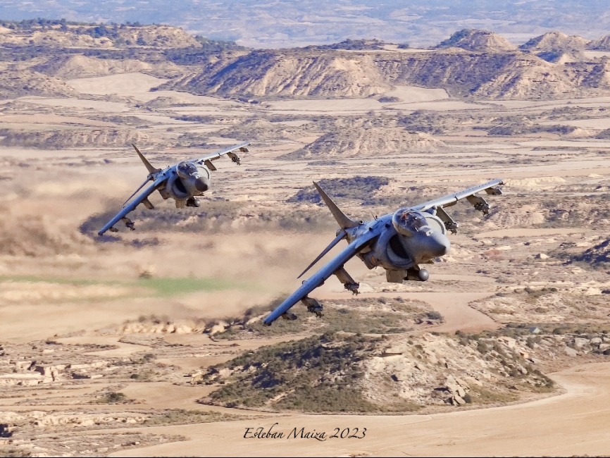 Dos Harrier volando a baja cota sobre las Bardenas Reales de Navarra para ejecutar una misión de ataque aire-suelo. (Esteban Maiza)