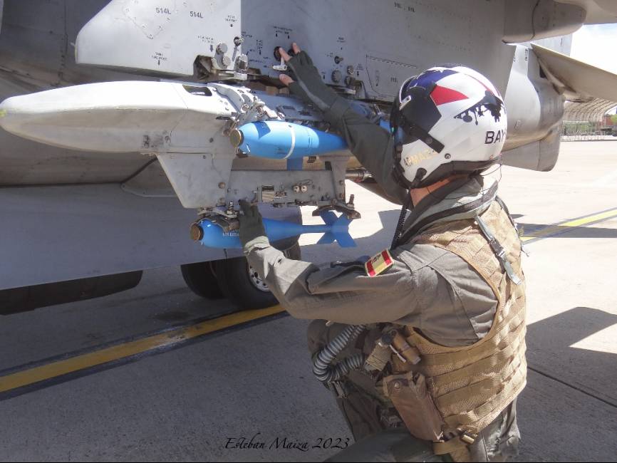 Un piloto comprobando manualmente las bombetas del avión antes de despegar. (Esteban Maiza)