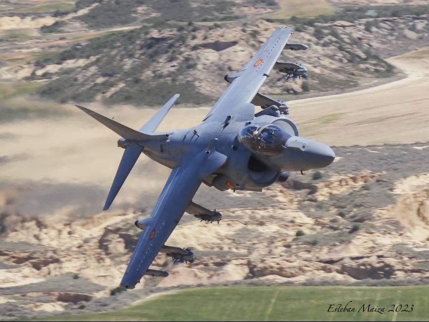 Un Harrier efectuando una aproximación táctica al polígono de tiro a baja cota. (Esteban Maiza)