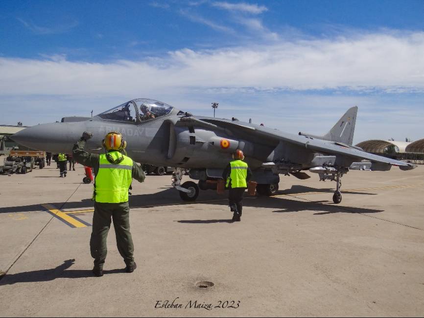 Personal de apoyo en tierra de la Novena Escuadrilla asistiendo la puesta en marcha de un avión. (Esteban Maiza)