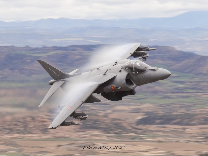 Un Harrier de la Novena Escuadrilla volando a alta velocidad y baja cota sobre Bardenas. (Esteban Maiza)