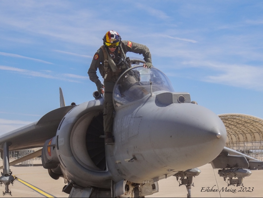 Un piloto de Harrier saliendo del avión tras completar una misión de ataque aire-suelo. (Esteban Maiza)
