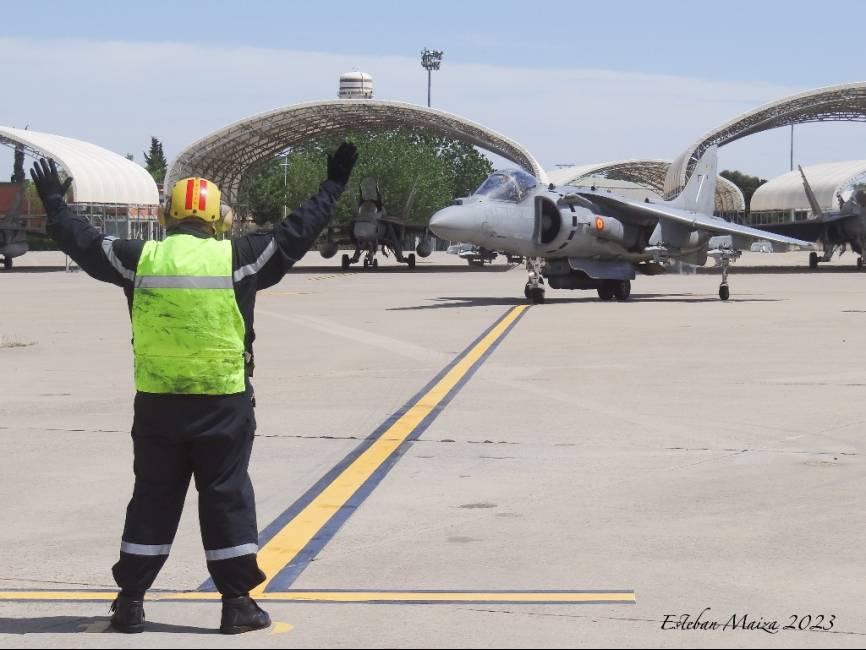 Un Harrier rodando por la plataforma de la base aérea de Zaragoza siguiendo las indicaciones del señalero. (Esteban Maiza)