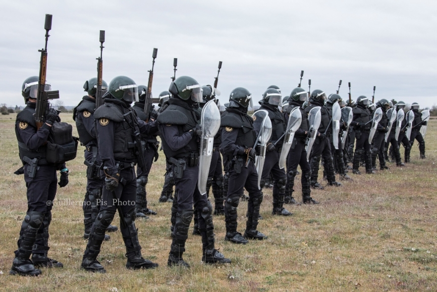 Fotografía: Tras la superación de diversas pruebas físicas, psicológicas y un exigente curso de especialización en el CAE (Centro de Adestramientos Especiales), estos hombres y mujeres obtienen la condición de especialistas en seguridad e intervención, optando a formar parte de uno de los 8 GRS que hay repartidos por la geografía nacional.