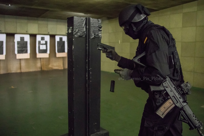 Operativo del GRS realizando entrenamiento de tiro con fuego real en la galería de la su unidad.