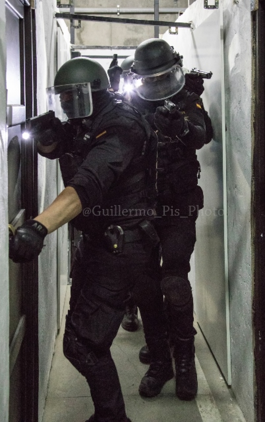 Operativos del GRS realizando ejercicios de CQB (Close Quarters Battle)
