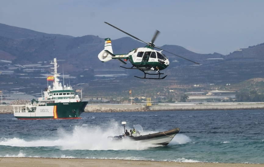 Diversos servicios de la Guardia Civil se coordinaron para detener a una lancha de “narcotraficantes”.
