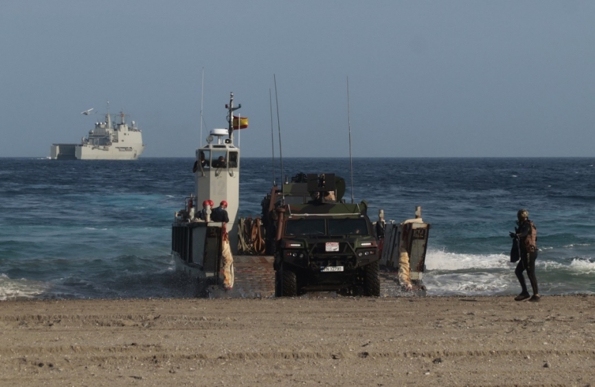 Durante la simulación de un desembarco, se ve en el momento de la llegada a tierra de los VAMTAC ST5 del TEAR.
