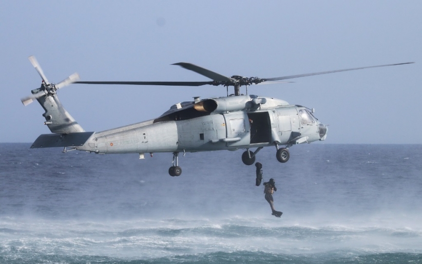 Un infante de Marina salta al mar desde un Sikorsky SH-60F de la Flotilla de Aeronaves de la Armada.