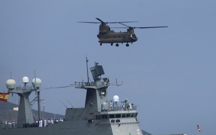 En la parada naval también intervinieron varias aeronaves, como este CH-47F de la Aviación del Ejército de Tierra.