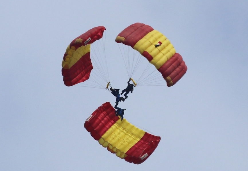 La Patrulla Acrobática del Ejército del Aire y del Espacio deleitó al números público asistente.