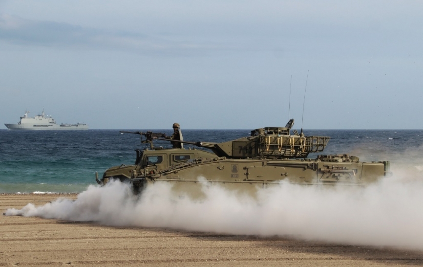 Un Vehículo de Combate de Infantería “Pizarro” y un 4x4 VAMTAC ST5 durante la exhibición en la playa de Motril.