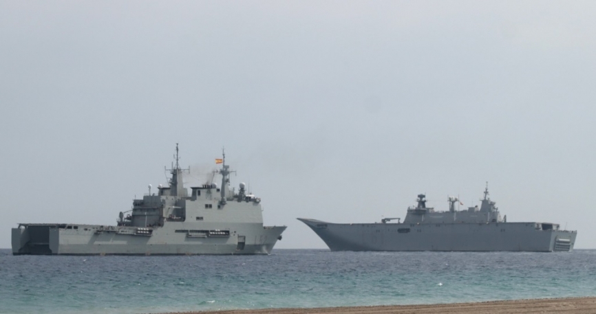 El navío anfibio L-52 “Castilla” (izquierda) y el “Juan Carlos I”.