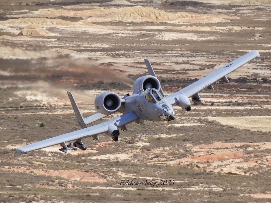 Un A-10 volando a muy baja cota sobre el polígono de tiro de Bardenas.