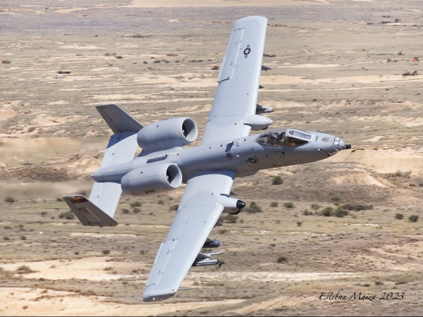 Un ‘Warthog’, sobrenombre del A-10, ejecutando una pasada baja de despedida sobre la zona de observación del polígono.