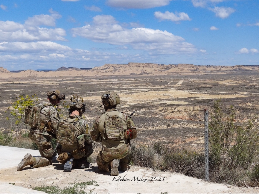 Un equipo JTAC de la USAF con el característico paisaje de las Bardenas Reales de fondo.