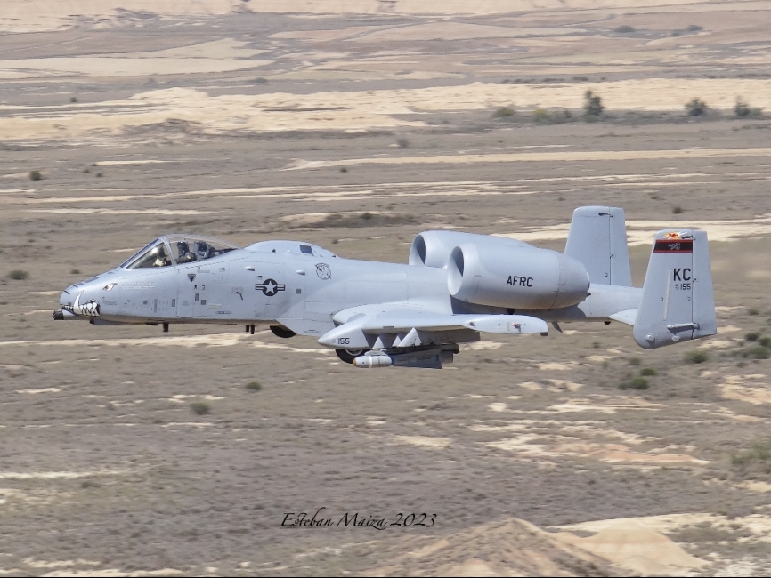 Un A-10 entrando en la zona de ataque a baja cota.