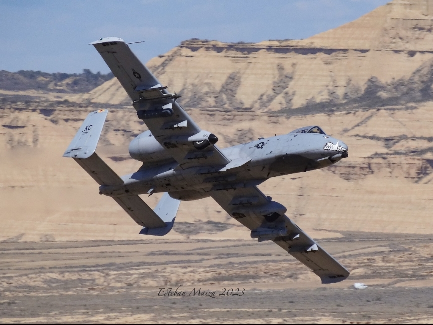 El ‘TREND-11’ (indicativo de radio de los A-10) ejecutando maniobras evasivas tras atacar un objetivo simulado.