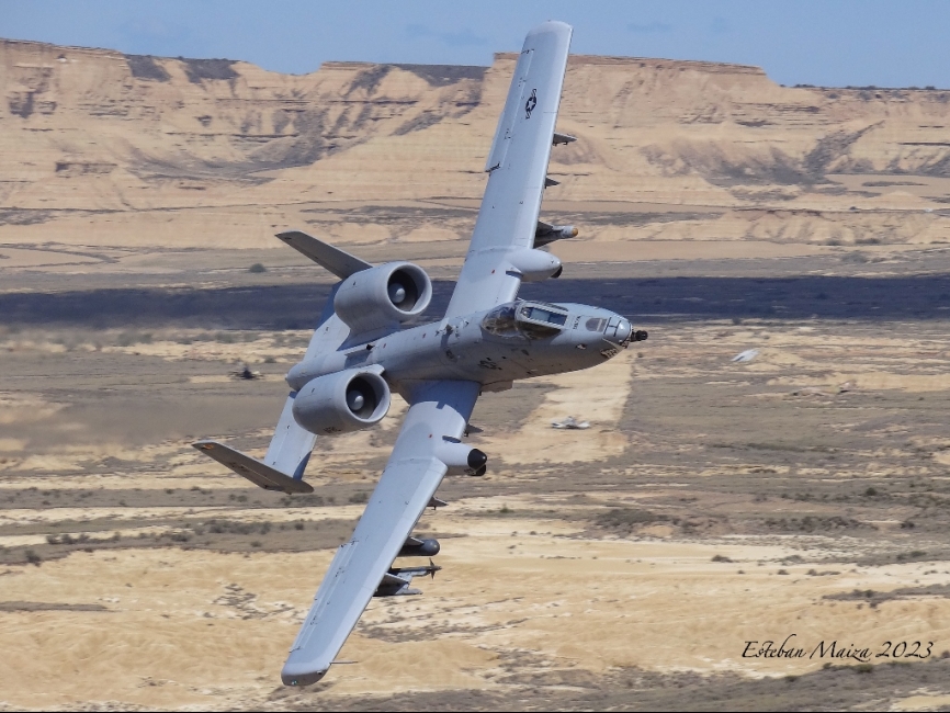 Al ser muy maniobrable y capaz de volar a velocidades muy bajas, el A-10 es prácticamente el mejor avión del mundo para misiones de ataque aire-superficie.