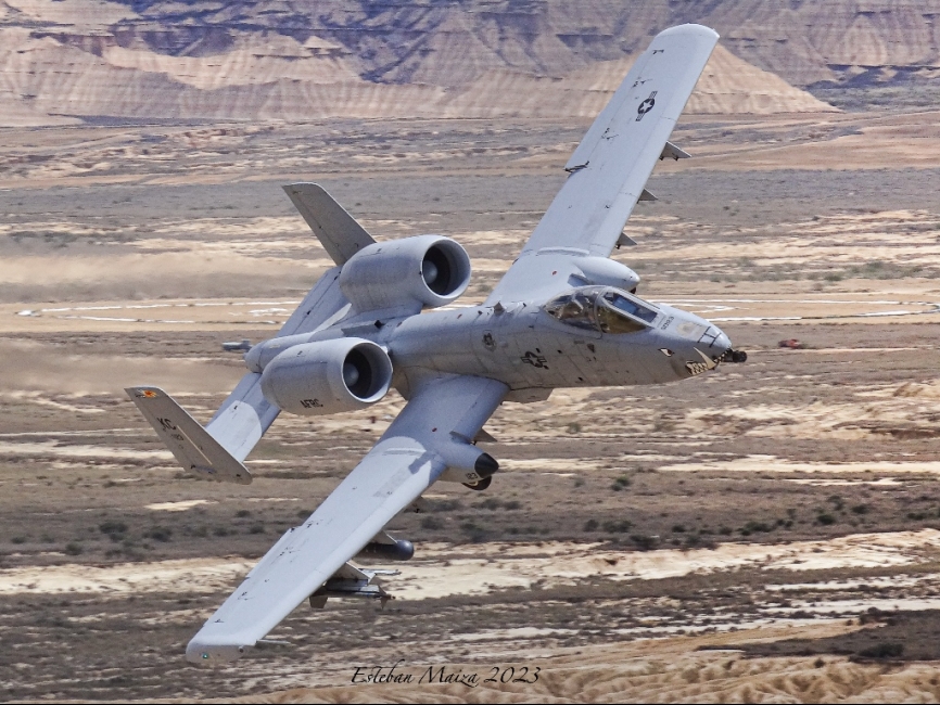 Un A-10 despidiéndose del polígono de Bardenas en su última misión.