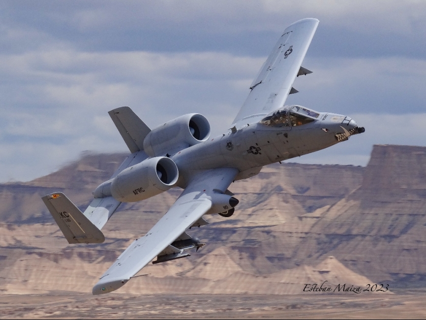 Un A-10 sobrevolando las Bardenas con el piloto mirando a la cámara.