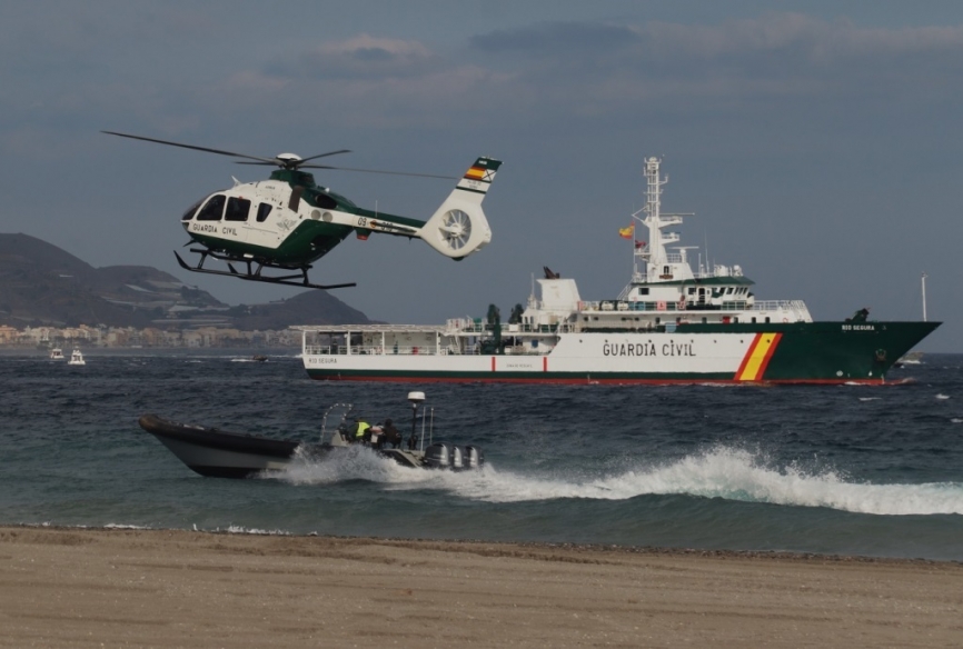 Un helicóptero H135 del Servicio Aéreo sigue a una lancha de “narcotraficantes”, al fondo se ve el navío oceánico “Río Segura” del Servicio Marítimo de la Guardia Civil. (Julio Maíz)