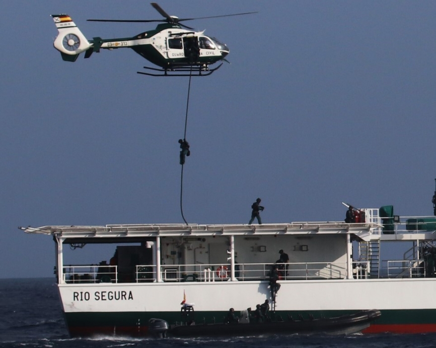 Momento en que efectivos de la Unidad Especial de Intervención (UEI) de la Guardia Civil asaltan desde una lancha Rhib y un H135 al navío “Río Segura”. (Julio Maíz)