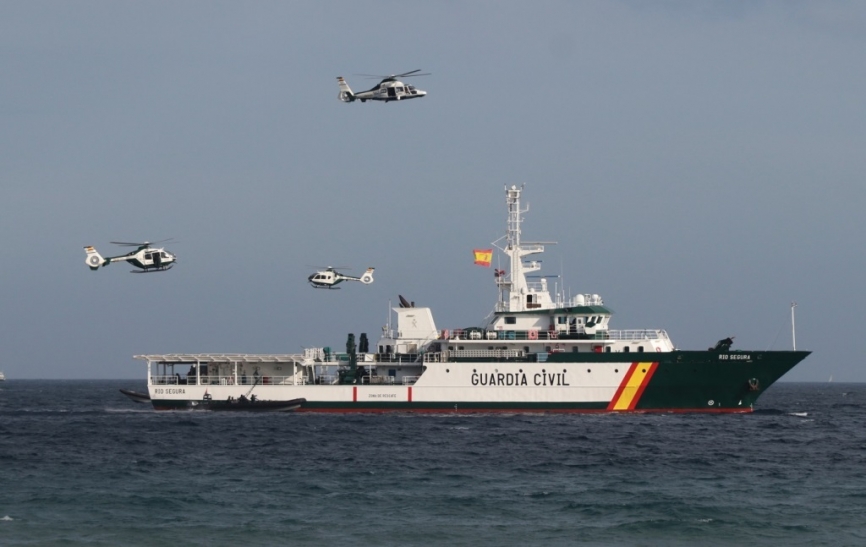 El navío “Río Segura” navegando frente a Motril, sobre el se ven los tres helicópteros del Servicio Aéreo que participaron en la exhibición. (Julio Maíz)
