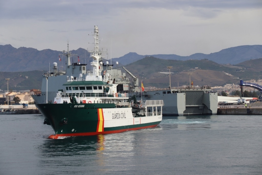 El “Río Segura” saliendo del puerto de Motril, al fonde se ve el navío de asalto anfibio de la Armada española “Galicia”. (Julio Maíz)