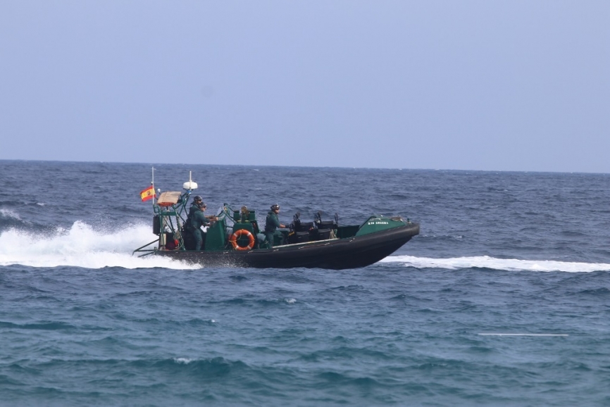 La lancha semirrígida del patrullero oceánico “Río Segura” navegando frente a la costa de Motril. (Julio Maíz)
