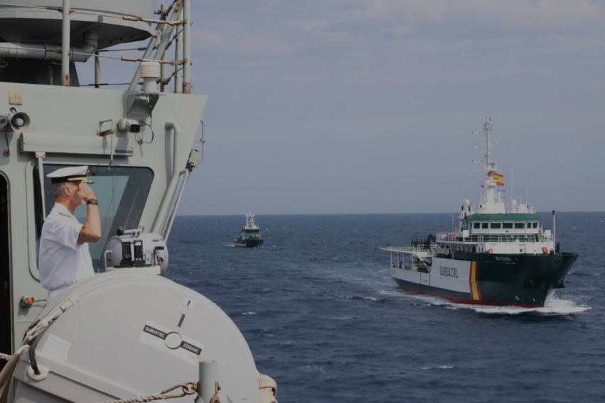 El Rey Felipe VI paso revista a los navíos participantes en la parada naval, en la imagen se ve el paso del “Río Segura” y detrás el “Río Arlanza”. (Foto Casa Real)