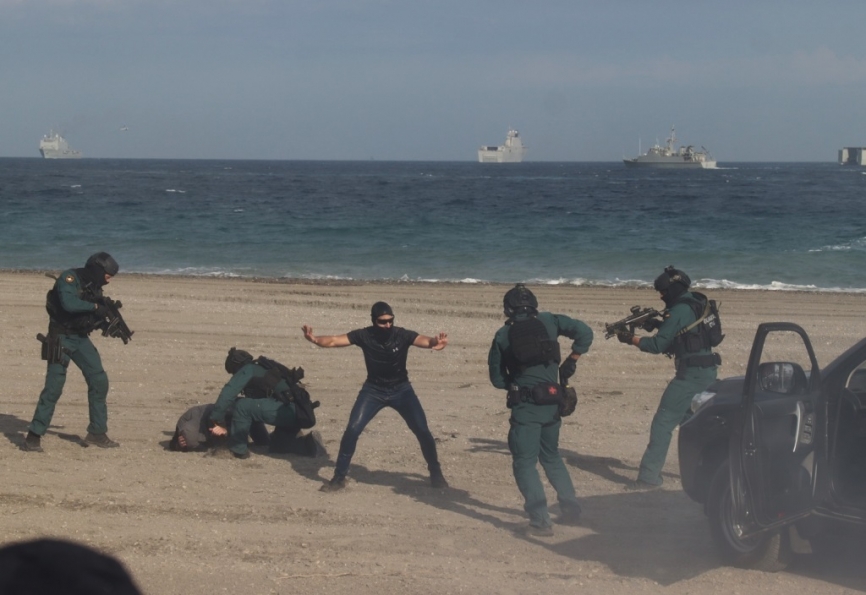 La exhibición terminaba con la detención en la playa de los “narcotraficantes” por parte de los agentes de la UEI. (Julio Maíz)