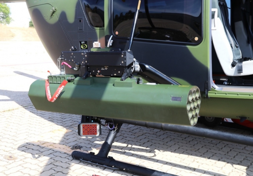 El H145M presentado en España, estaba armado con una ametralladora y un lanzacohetes de 12 alveolos. (foto Julio Maíz)