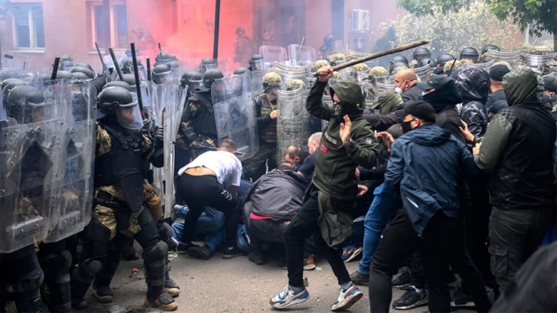 Enfrentamientos entre manifestantes serbios y fuerzas antidisturbios de KFOR.