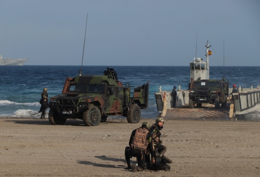 Momento del desembarco de un EIMOS de una lancha de desembarco LCM-1E de la Armada española. (foto Julio Maíz)