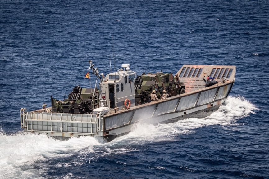 Una lancha de desembarco LCM-1E llevando a bordo dos VAMTAC ST5, el sito en la zona de popa es un EIMOS, durante el ejercicio Flotex 2023. (foto Armada)