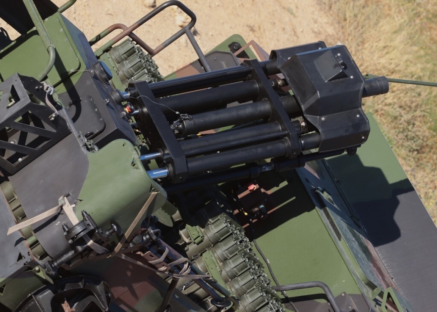 Detalle del mortero de 81 mm, que monta el sistema EIMOS, y el sistema de retroceso hidráulico. (foto Julio Maíz)