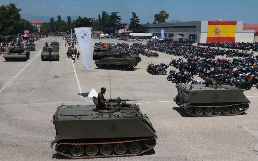 Los clásicos TOA M-113, siguen en servicio en variante como la portamorteros del primer plano. (Foto Julio Maíz Los Gutiérrez)