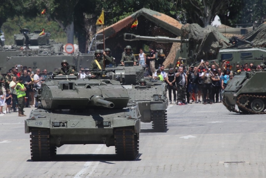 El desfile de medios actuales de la Brigada “Guadarrama” lo abría un Leopardo 2E seguido por un “Pizarro”. (Foto Julio Maíz Gutiérrez)