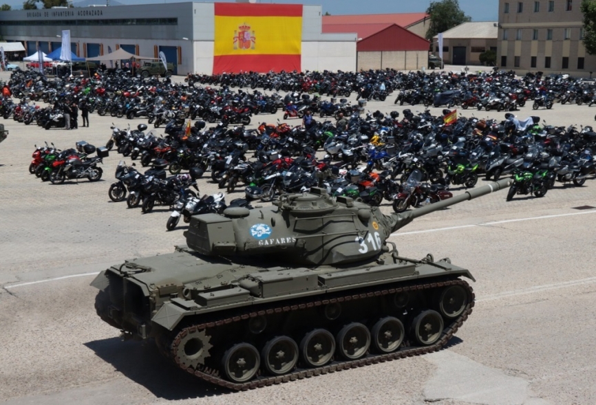 El M-47E1 del MUMA pasa delante de la zona de parking de las motos. (Foto Julio Maíz Gutiérrez)