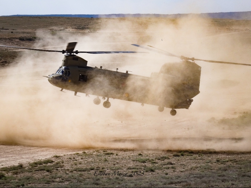Un CH-47F ‘Chinook’ del BHELTRA V a punto de tomar en mitad de una nube de polvo.
