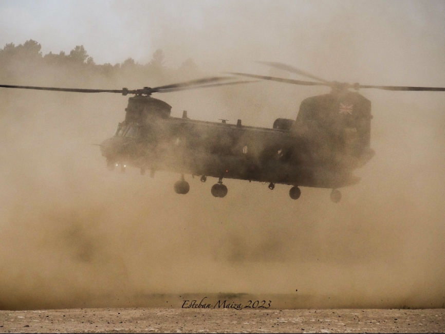 Un ‘Chinook’ de la Royal Air Force durante una maniobra de aterrizaje con el fenómeno conocido como Brown Out.